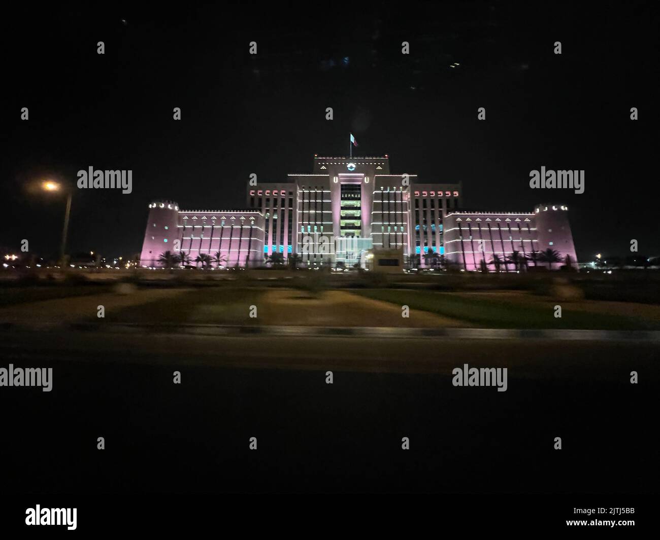 Splendida vista notturna del Ministero degli interni dell'edificio Doha Qatar Foto Stock