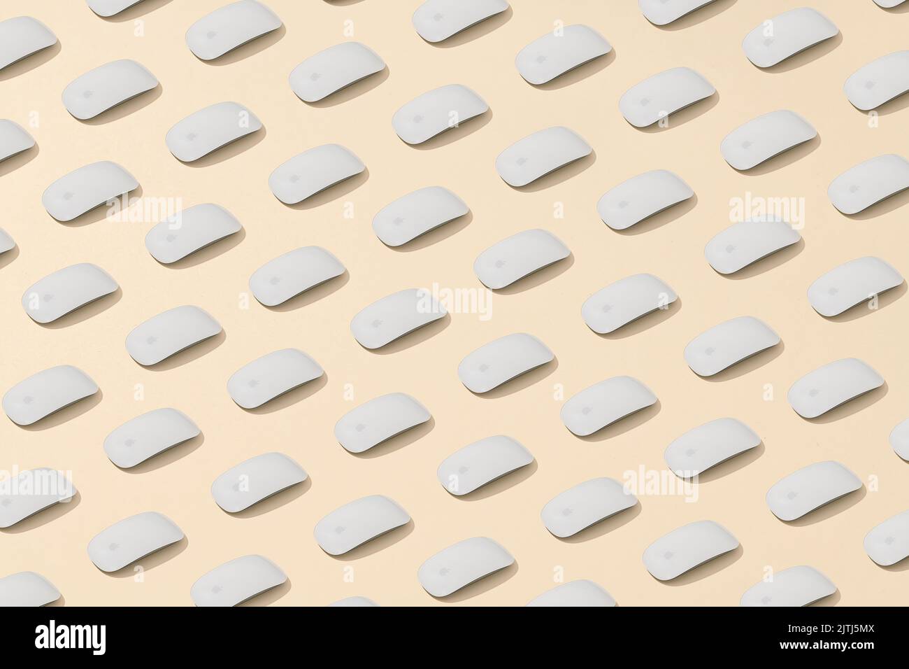 Antalya, Turchia - 30 agosto 2022: Apple Magic mouse allineato isometrico su uno sfondo crema Foto Stock