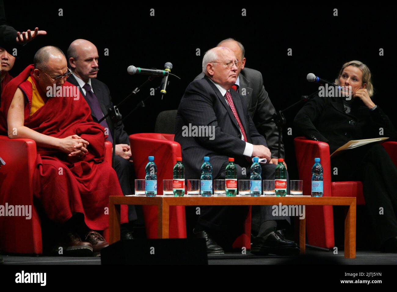 REL-ITALIA- 14 dicembre 2007: Il Dalai lama e Mikhail GORBATCHEV al vertice annuale per i premi di pace a Roma. 14 dicembre 2007: Il Dalai lama e Mikhail GORBATCHEV al summit annuale dei vini della pace a Roma, Italia. Foto Stock