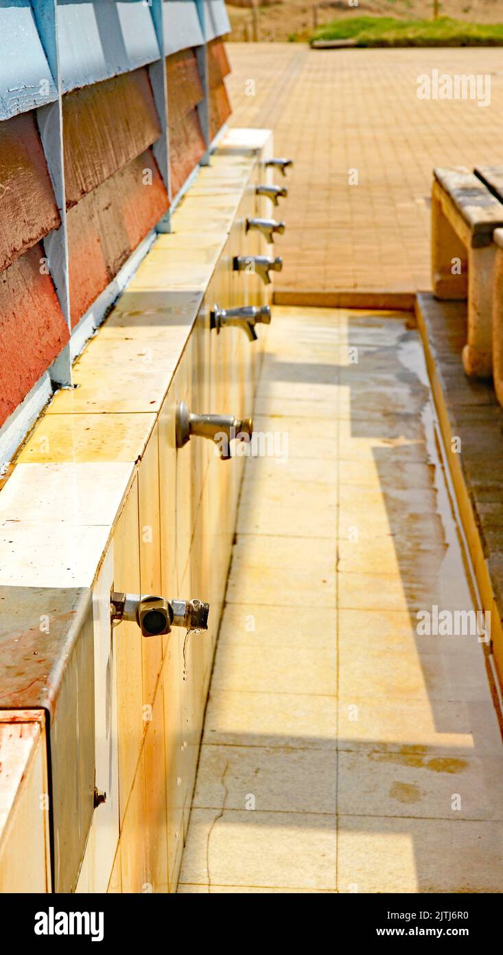 Rubinetti nella lavanderia della spiaggia di Muskiz, Vizcaya, Spagna, Europa Foto Stock