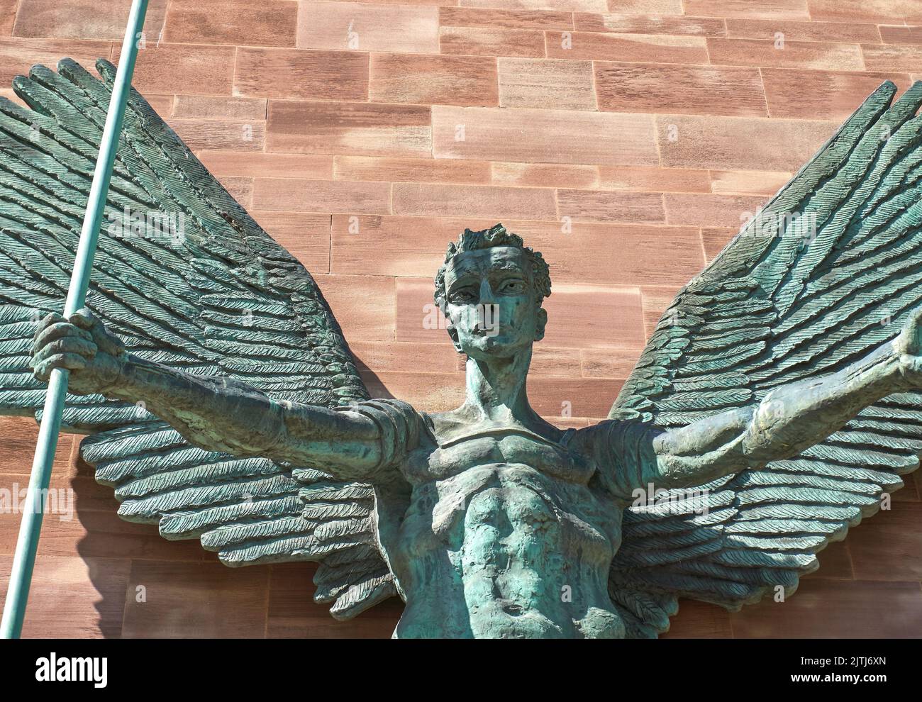 Statua moderna e contemporanea di San Michele sulla cattedrale di Coventry Foto Stock