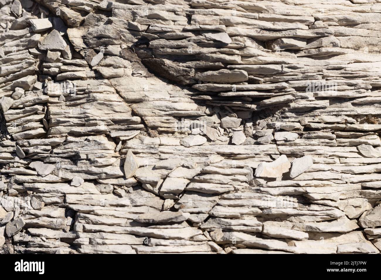 Struttura rocciosa naturale sul crinale di montagna, Appennini, Italia. Foto di alta qualità Foto Stock