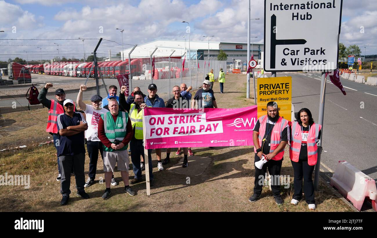 I lavoratori di Parcelforce della Communication Workers Union (CWU) sulla linea picket di Parcelforce Worldwide National Hub Coventry. Il CWU ha affermato che più di 100.000 lavoratori sono in picket linee al di fuori degli uffici di consegna in tutto il paese, il che lo rende il più grande sciopero dell'estate. Data immagine: Mercoledì 31 agosto 2022. Foto Stock