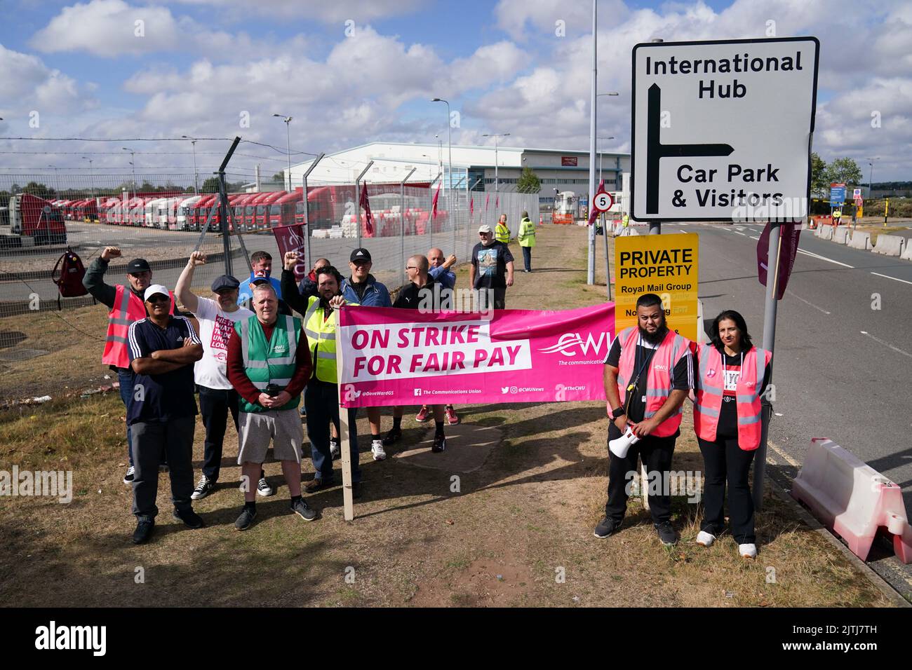I lavoratori di Parcelforce della Communication Workers Union (CWU) sulla linea picket di Parcelforce Worldwide National Hub Coventry. Il CWU ha affermato che più di 100.000 lavoratori sono in picket linee al di fuori degli uffici di consegna in tutto il paese, il che lo rende il più grande sciopero dell'estate. Data immagine: Mercoledì 31 agosto 2022. Foto Stock