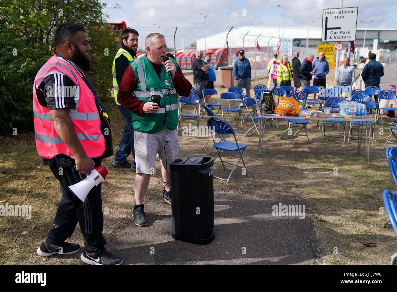 I lavoratori di Parcelforce della Communication Workers Union (CWU) sulla linea picket di Parcelforce Worldwide National Hub Coventry. Il CWU ha affermato che più di 100.000 lavoratori sono in picket linee al di fuori degli uffici di consegna in tutto il paese, il che lo rende il più grande sciopero dell'estate. Data immagine: Mercoledì 31 agosto 2022. Foto Stock