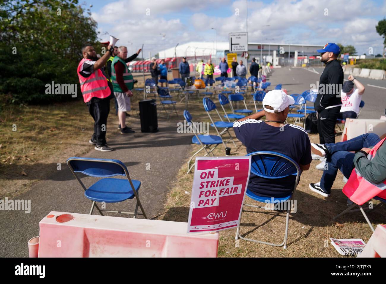 I lavoratori di Parcelforce della Communication Workers Union (CWU) sulla linea picket di Parcelforce Worldwide National Hub Coventry. Il CWU ha affermato che più di 100.000 lavoratori sono in picket linee al di fuori degli uffici di consegna in tutto il paese, il che lo rende il più grande sciopero dell'estate. Data immagine: Mercoledì 31 agosto 2022. Foto Stock