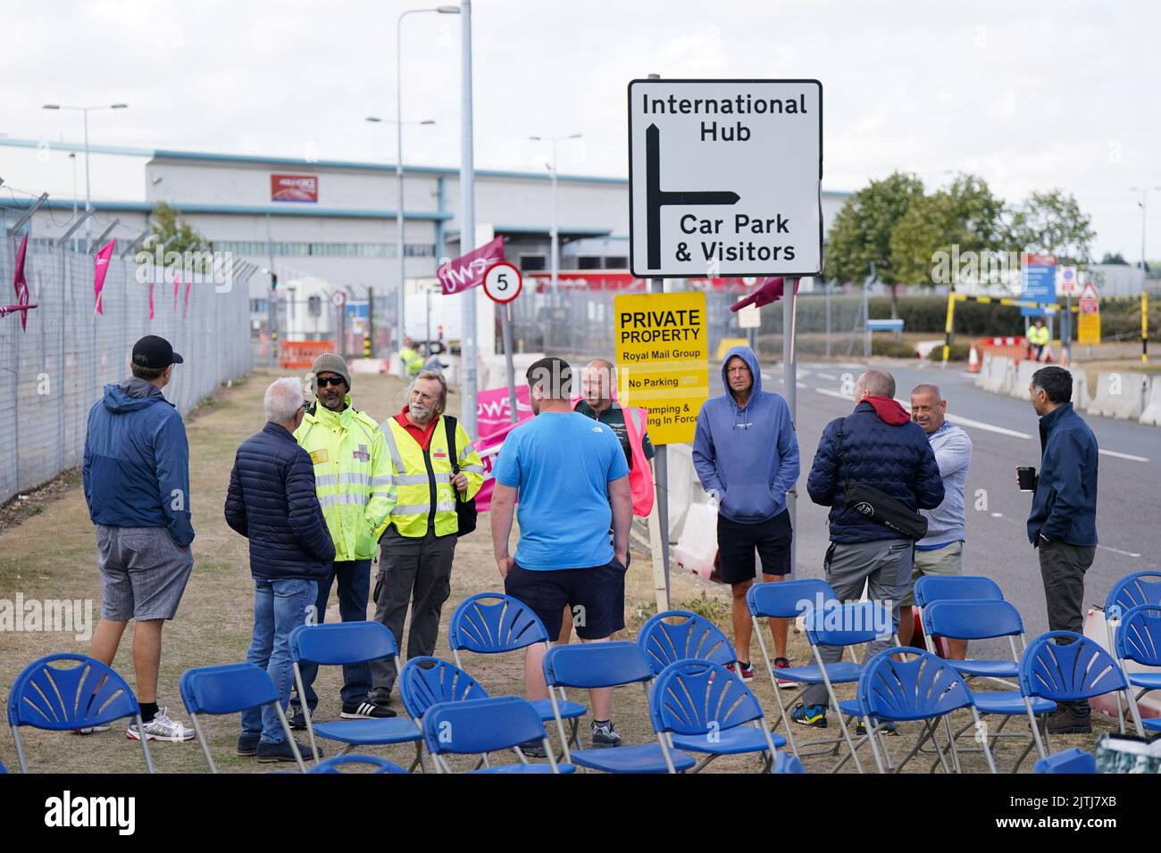 I lavoratori di Parcelforce della Communication Workers Union (CWU) sulla linea picket di Parcelforce Worldwide National Hub Coventry. Il CWU ha affermato che più di 100.000 lavoratori sono in picket linee al di fuori degli uffici di consegna in tutto il paese, il che lo rende il più grande sciopero dell'estate. Data immagine: Mercoledì 31 agosto 2022. Foto Stock