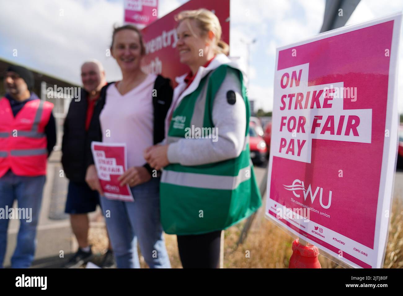 Royal Mail lavoratori della Communication Workers Union (CWU) sulla linea picket presso l'ufficio di consegna Coventry. Il CWU ha detto che più di 100.000 lavoratori sono su linee di picket al di fuori degli uffici Royal Mail in tutto il paese, il che lo rende il più grande sciopero dell'estate. Data immagine: Mercoledì 31 agosto 2022. Foto Stock