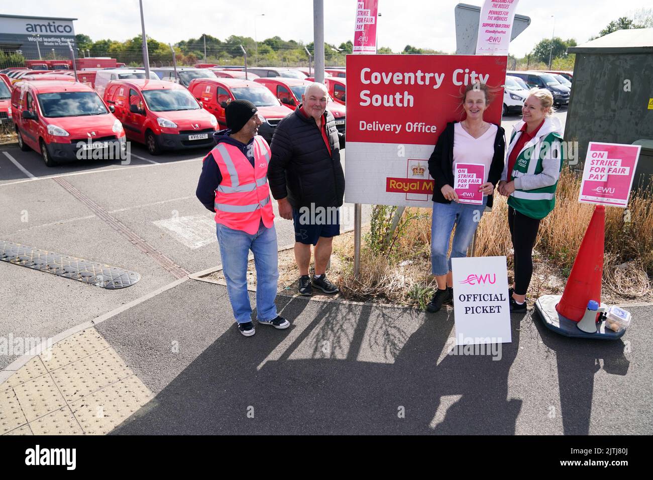 Royal Mail lavoratori della Communication Workers Union (CWU) sulla linea picket presso l'ufficio di consegna Coventry. Il CWU ha detto che più di 100.000 lavoratori sono su linee di picket al di fuori degli uffici Royal Mail in tutto il paese, il che lo rende il più grande sciopero dell'estate. Data immagine: Mercoledì 31 agosto 2022. Foto Stock