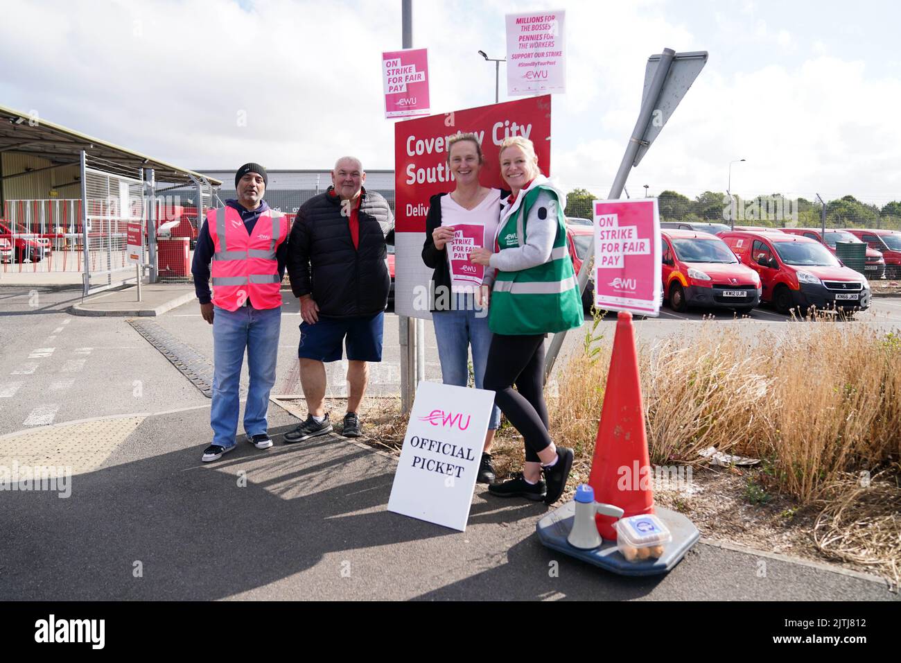 Royal Mail lavoratori della Communication Workers Union (CWU) sulla linea picket presso l'ufficio di consegna Coventry. Il CWU ha detto che più di 100.000 lavoratori sono su linee di picket al di fuori degli uffici Royal Mail in tutto il paese, il che lo rende il più grande sciopero dell'estate. Data immagine: Mercoledì 31 agosto 2022. Foto Stock