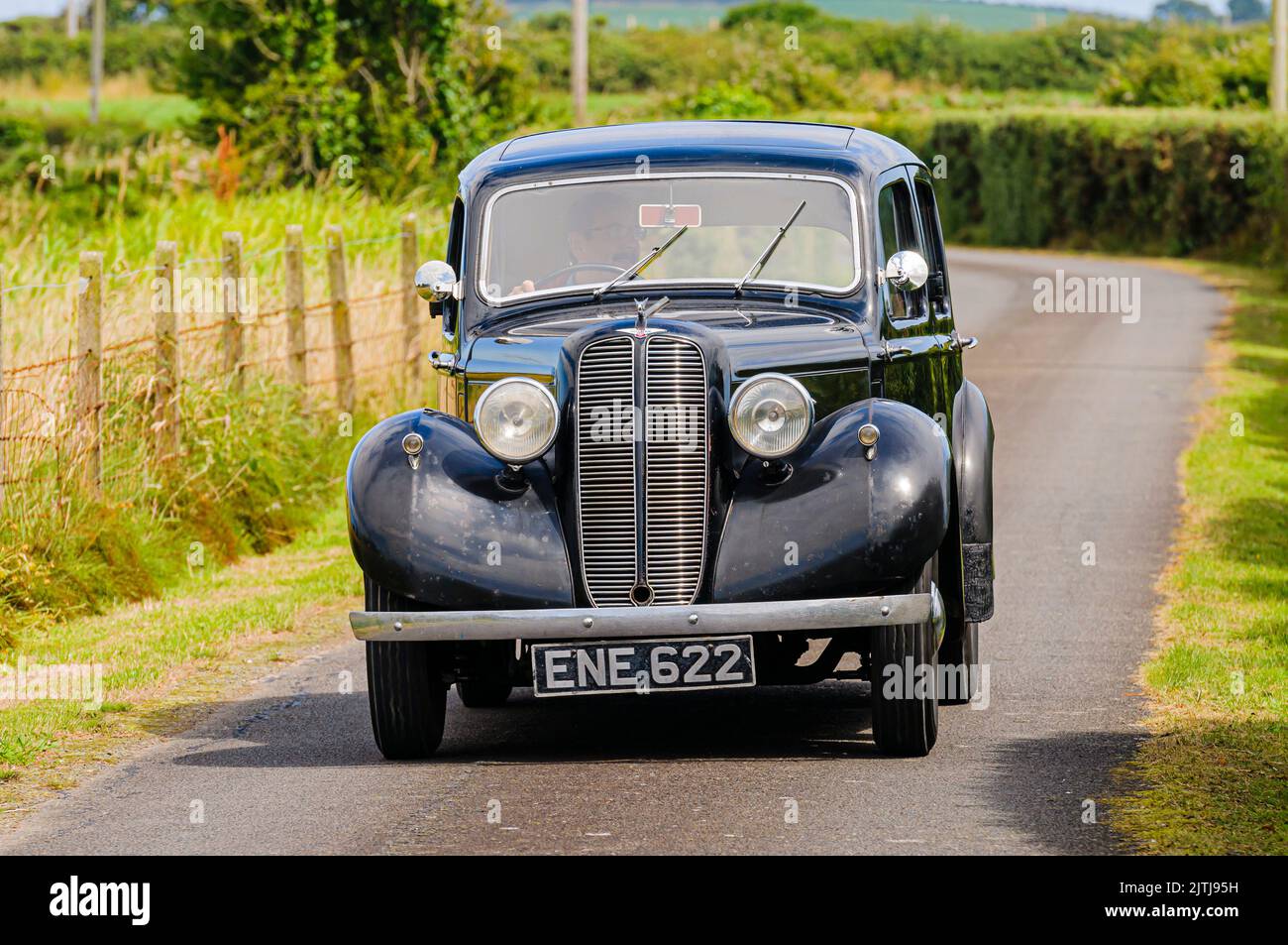 1938 Hillman Minx guida lungo una strada rurale molto stretta. Foto Stock