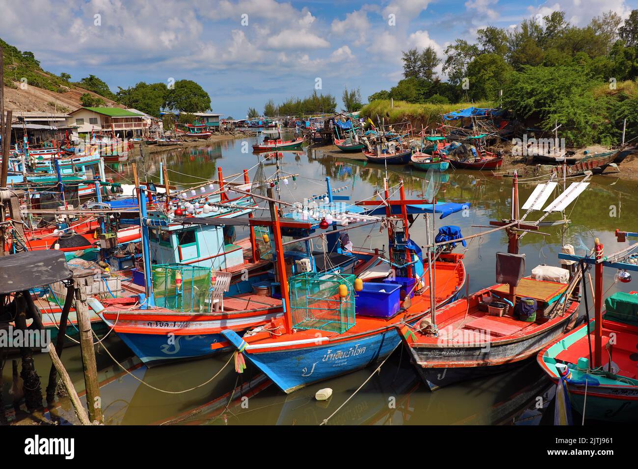 Barche da pesca sul fiume a Khao Takiab, Hua Hin, Thailandia Foto Stock