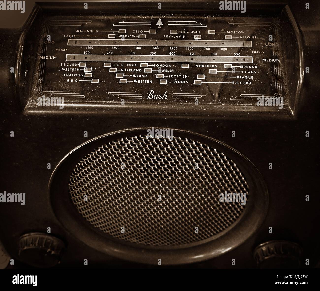 1950s Bush DAC90A valvole radio bachelite con scala stazioni e grande altoparlante - BBC, Lussemburgo, BBC Light, Praga, Lione, A nord, a media ondata Foto Stock