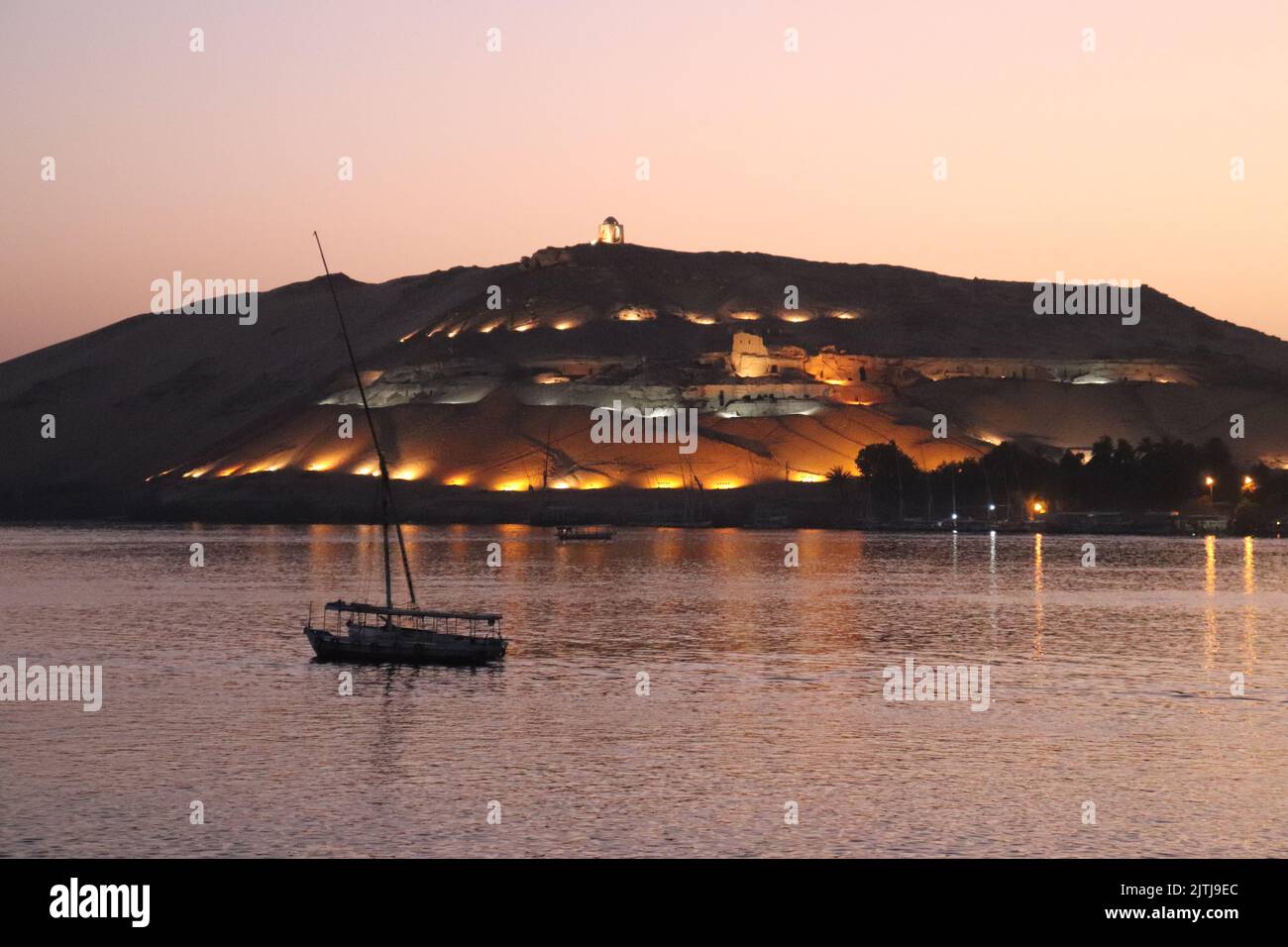 Tramonto arancione sul Nilo ad Assuan, Egitto Foto Stock