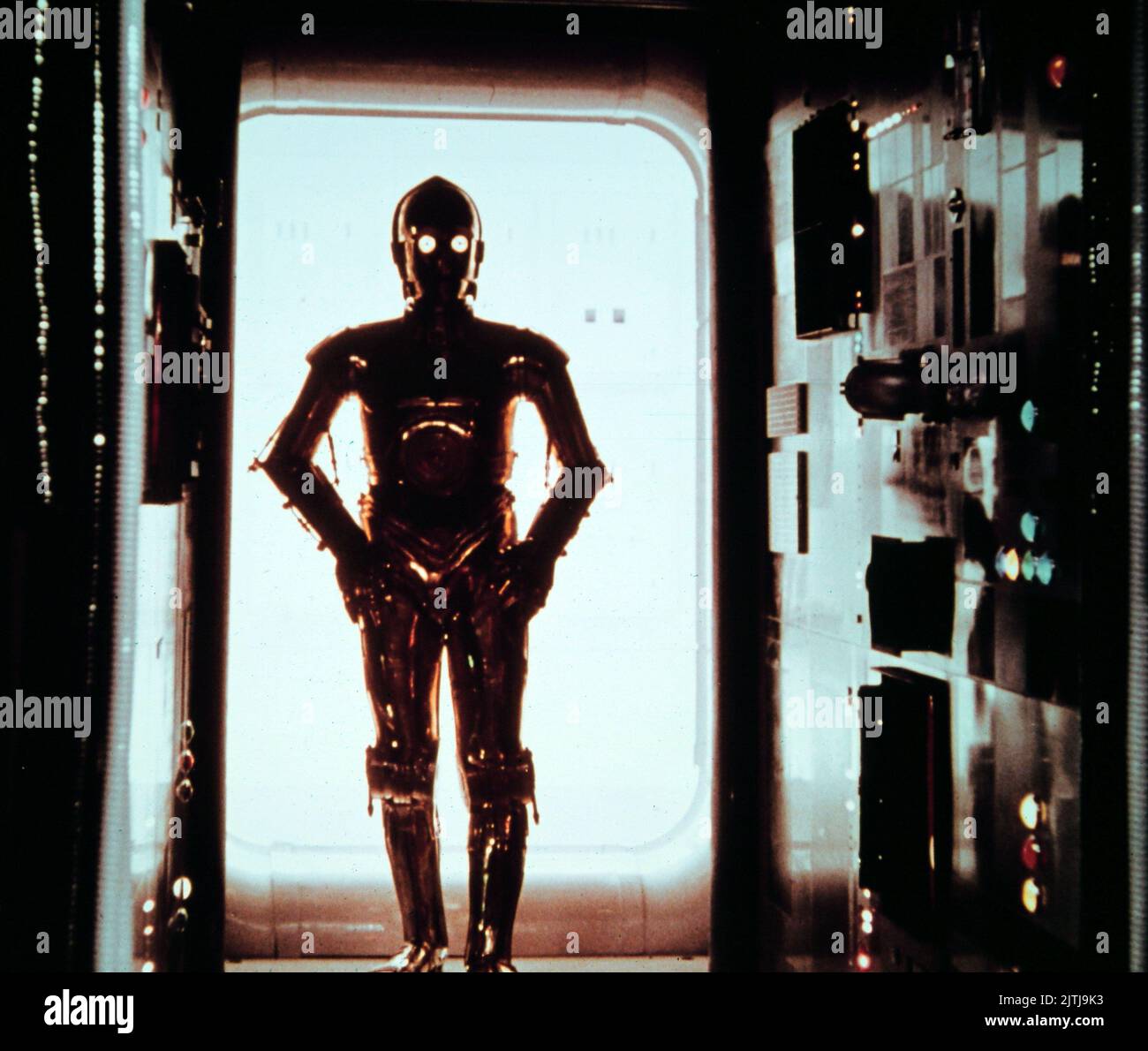 Star Wars, aka Krieg der Sterne, USA 1977, Regie: George Lucas, Charaktere: C-3PO im Gegenlicht Foto Stock
