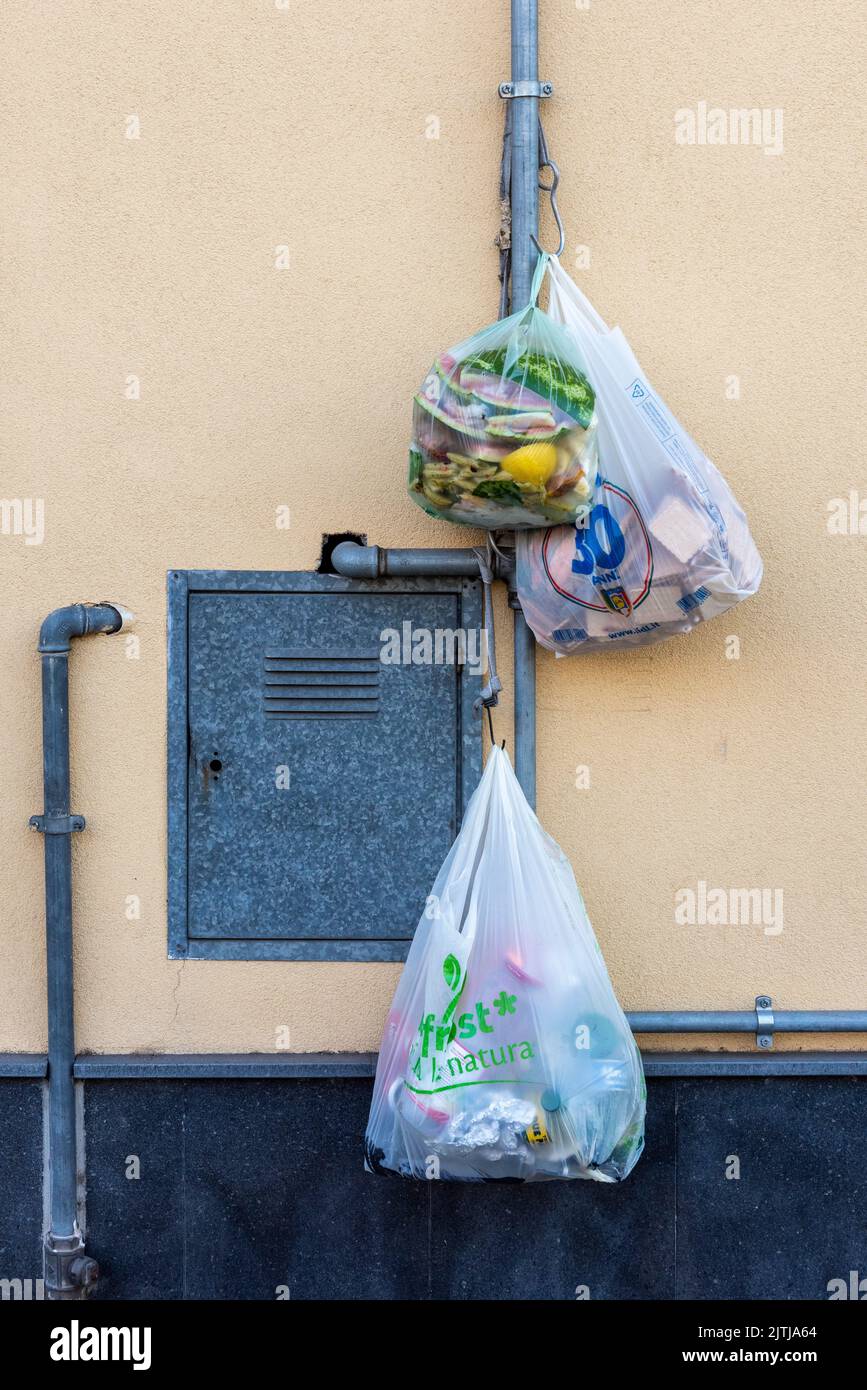 Nel villaggio siciliano di Milo, nei pressi di Catania, i rifiuti domestici vengono appesi all'esterno di una casa pronta per il servizio di smaltimento rifiuti del comune Foto Stock