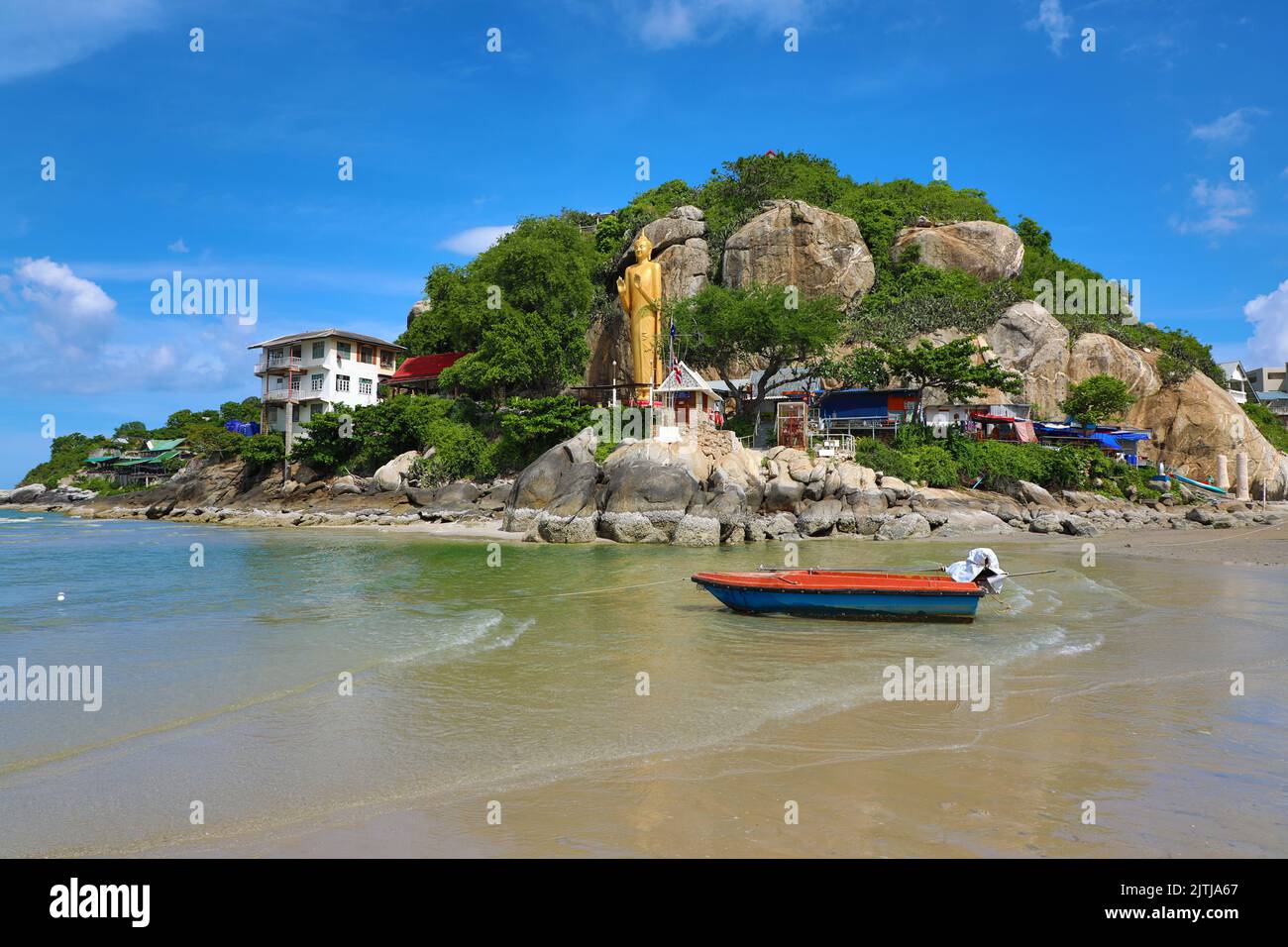 Statua del buddha d'oro, tempio Khao Takiab e spiaggia, Nong Kae, Hua Hin, Thailandia Foto Stock