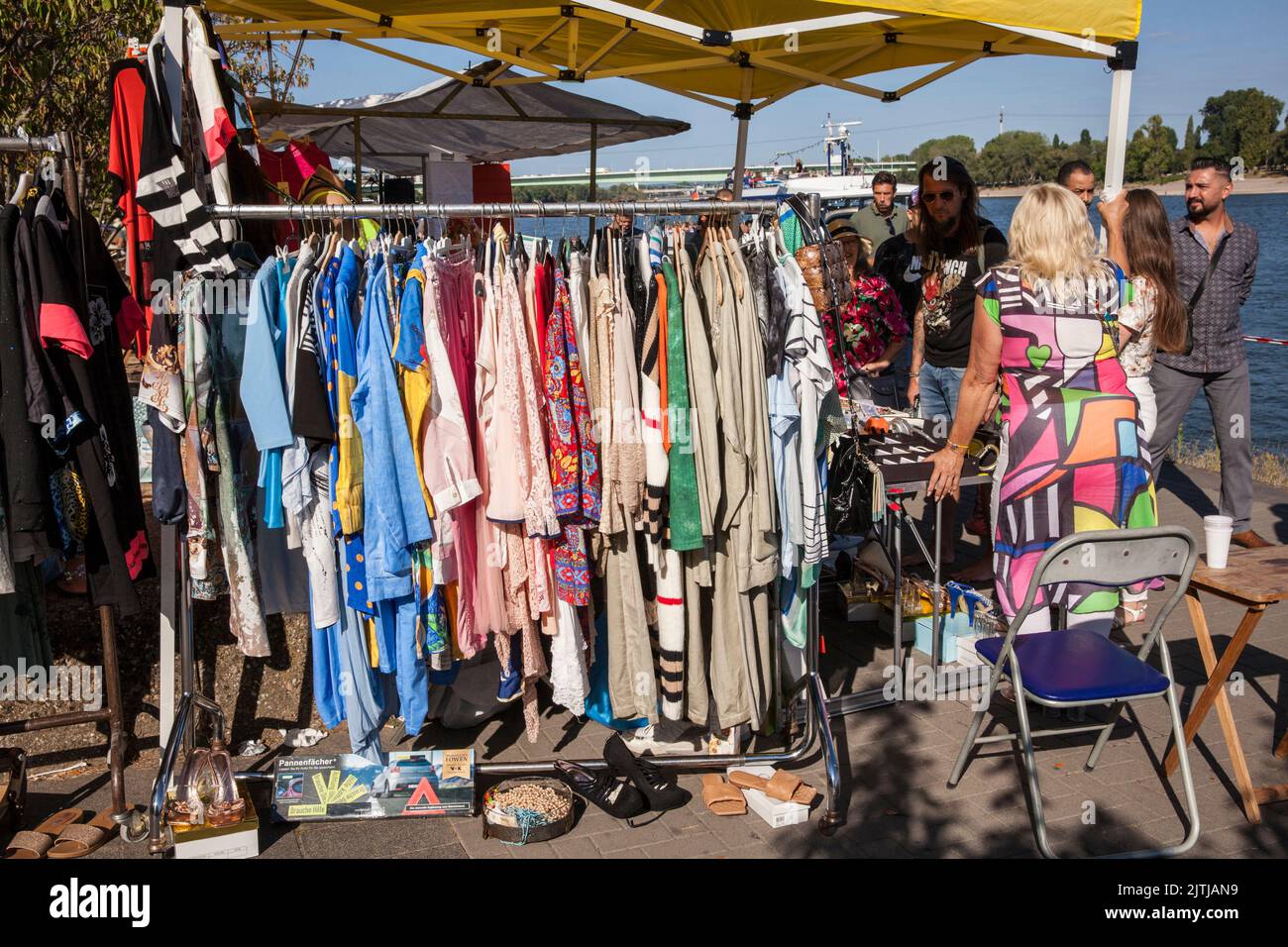 Mercato delle pulci sulle rive del fiume Reno tra Bastei e Hohenzollern ponte, stand con abiti di seconda mano, Colonia, Germania. Troedelmarkt em Foto Stock