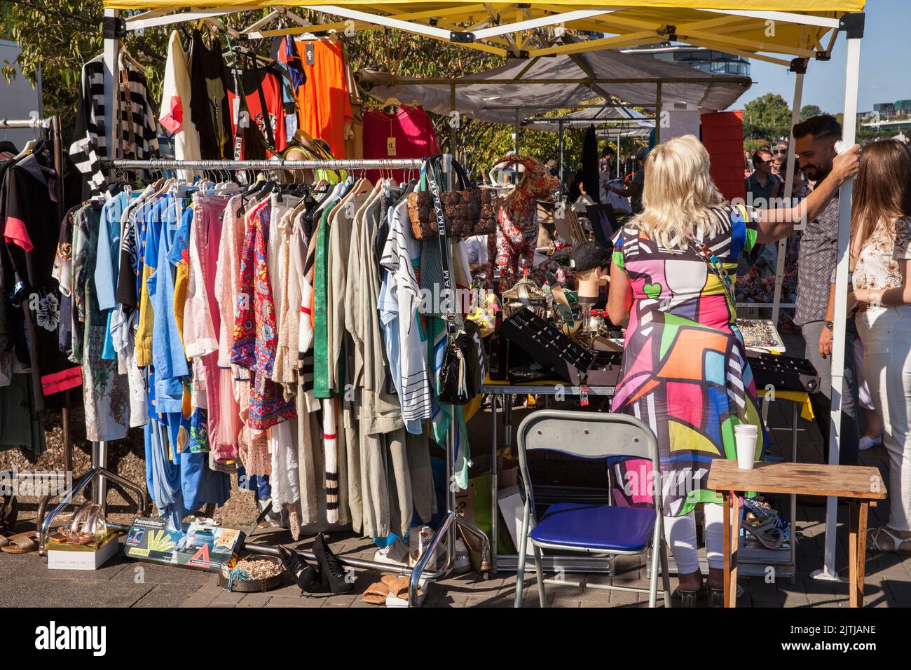Mercato delle pulci sulle rive del fiume Reno tra Bastei e Hohenzollern ponte, stand con abiti di seconda mano, Colonia, Germania. Troedelmarkt em Foto Stock