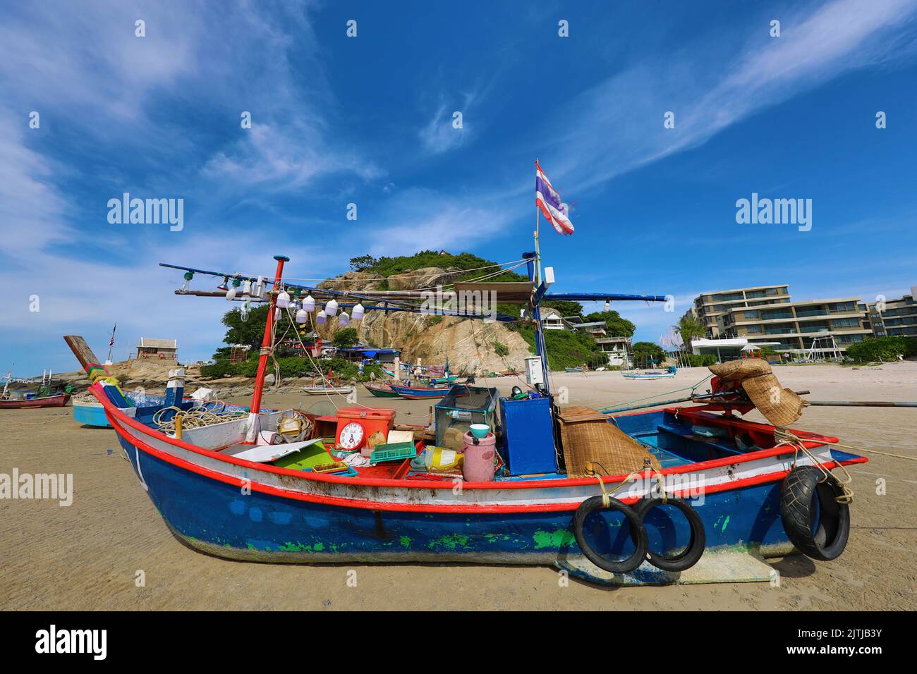 Barca da pesca spiaggiata sulla spiaggia di Khao Takiab, Hua Hin, Thailandia Foto Stock