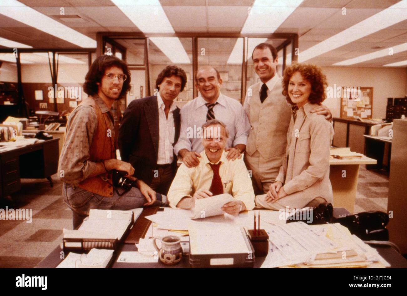 Lou Grant, Fernsehserie, USA 1977 - 1982, Darsteller: Daryl Anderson, Robert Walden, Edward Asner, Jack Bannon, Linda Kelsey, Mason Adams (sitzend) Foto Stock