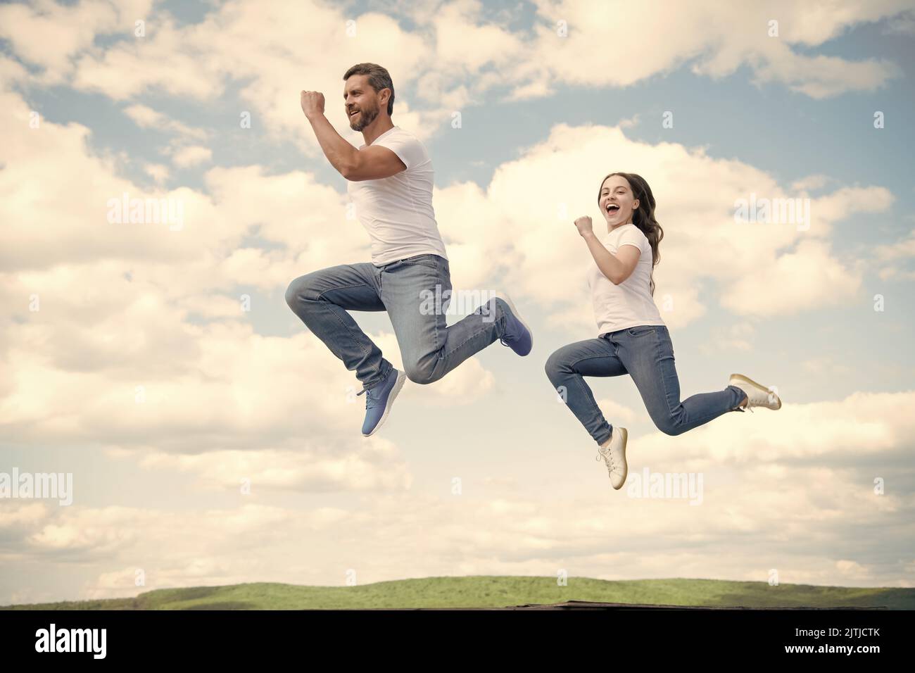 buon padre e figlia saltano in cielo. sbrigati Foto Stock