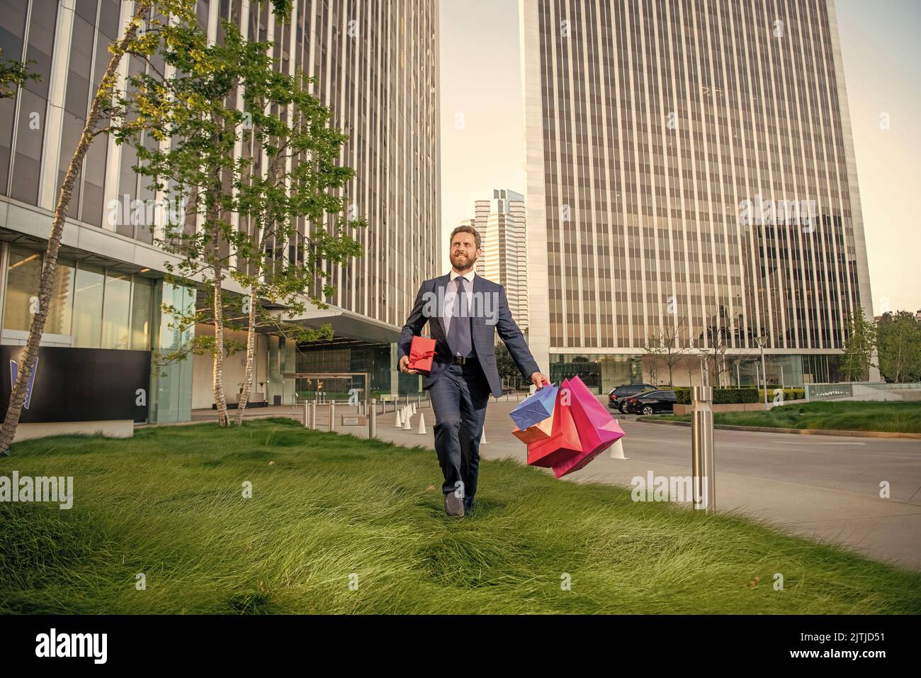 giorno di boxe. bell'uomo con scatola presente. imprenditore portare regalo di compleanno. Foto Stock