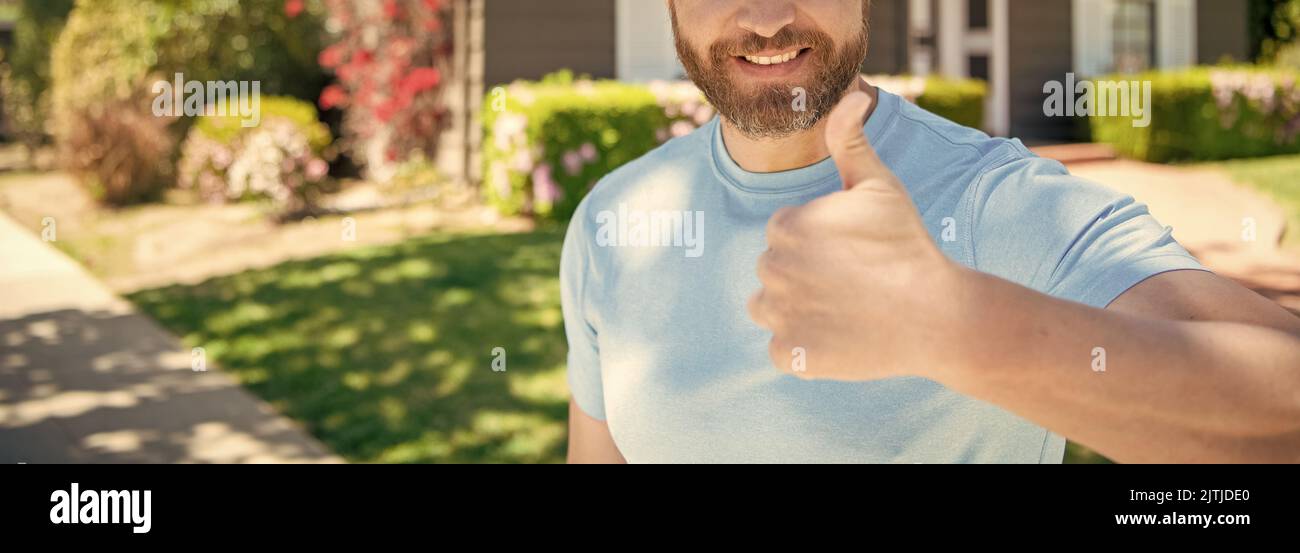 uomo tagliato all'aperto su nuovo sfondo casa. esprimere emozioni positive. Foto Stock