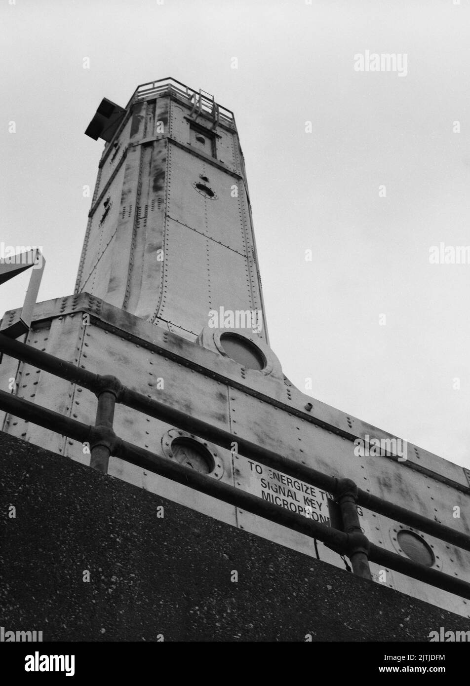 Un'inquadratura verticale ad angolo basso del faro di Port Washington Breakwater. Wisconsin, Stati Uniti. Foto Stock