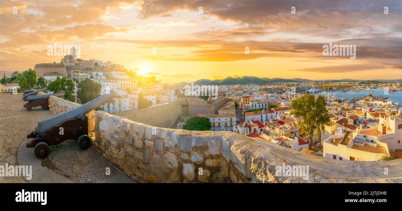 Paesaggio con Eivissa al tramonto, isola di Ibiza, Spagna Foto Stock