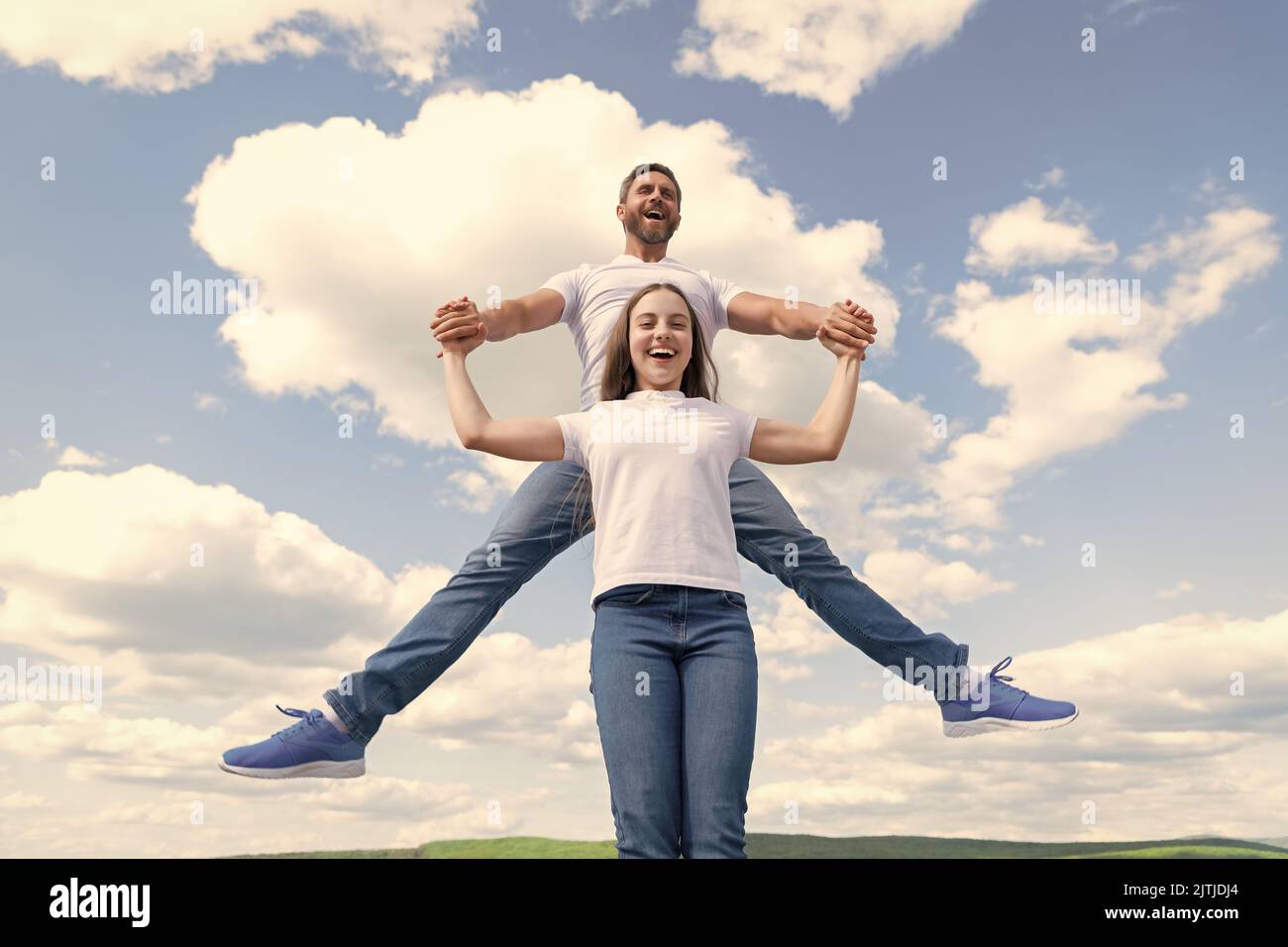 buon padre e figlia divertirsi in cielo Foto Stock