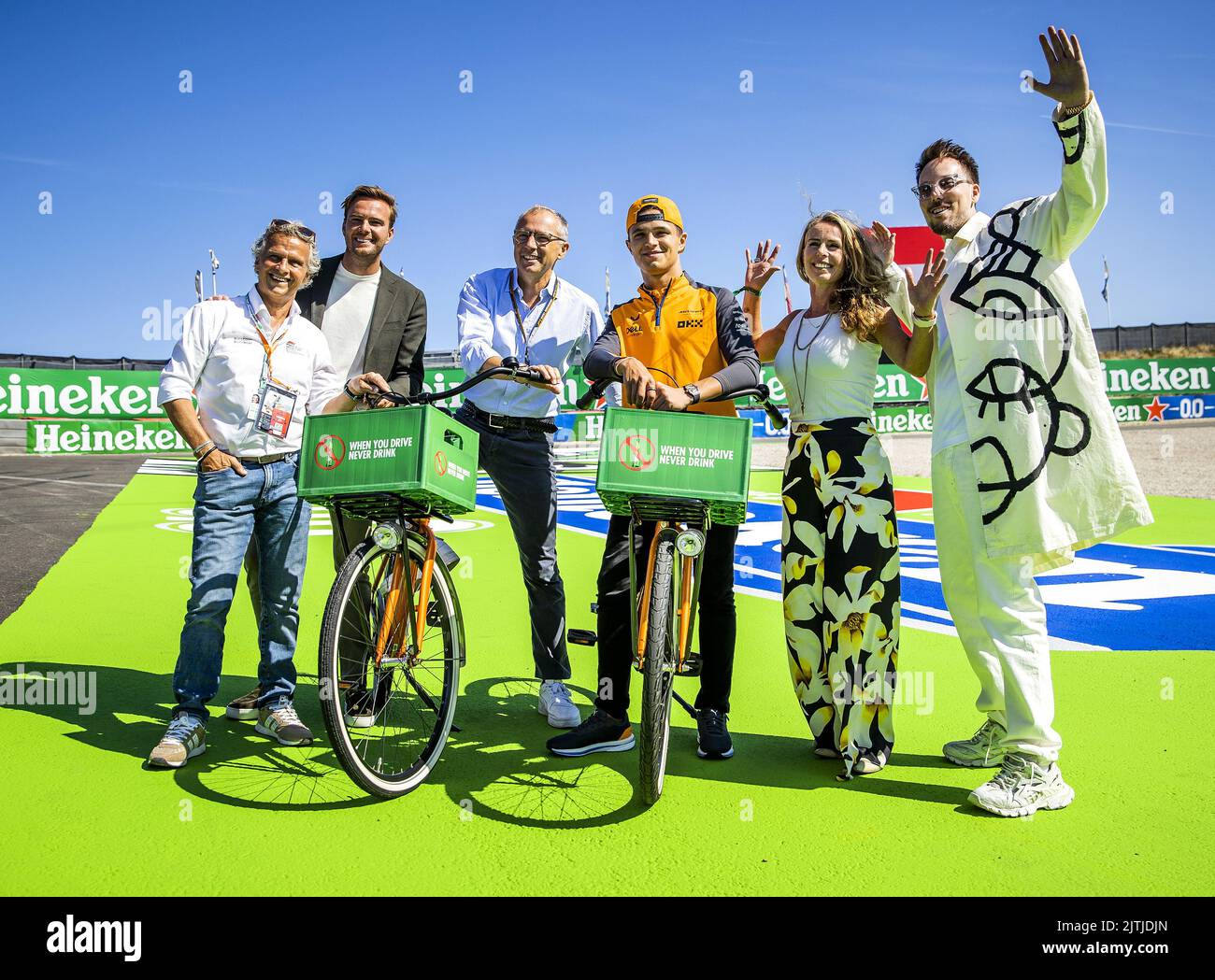 2022-08-31 12:22:05:19 ZANDVOORT - Jan Lammers (direttore GP d'Olanda), Giedo van der Garde, Stefano Domenicali (CEO Formula 1), Lando Norris (McLaren), Els Dijkhuizen (direttore marketing Heineken) e l'artista Pablo Lucker sul circuito di Zandvoort, in vista del Gran Premio d'Olanda (GP). Il GP si è svolto lo scorso anno in forma modificata a causa delle misure corona. Quest'anno sono attesi fino a 110.000 visitatori al giorno. ANP REMKO DE WAAL olanda fuori - belgio fuori Foto Stock