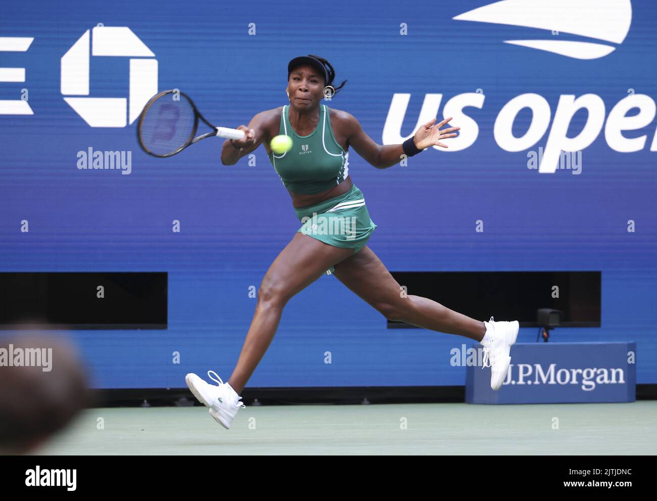 Venus Williams of USA durante il giorno 2 degli US Open 2022, 4th Grande Slam torneo di tennis della stagione il 30 agosto 2022 presso l'USTA National Tennis Center di New York, Stati Uniti - Foto: Jean Catuffe/DPPI/LiveMedia Credit: Independent Photo Agency/Alamy Live News Foto Stock