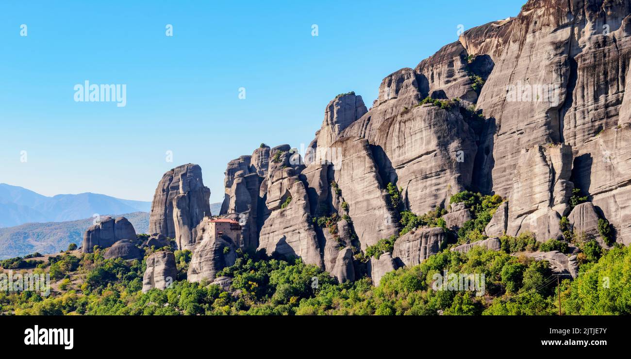 Vista verso il monastero di San Nicola Anapafsas, Meteora, Tessaglia, Grecia Foto Stock