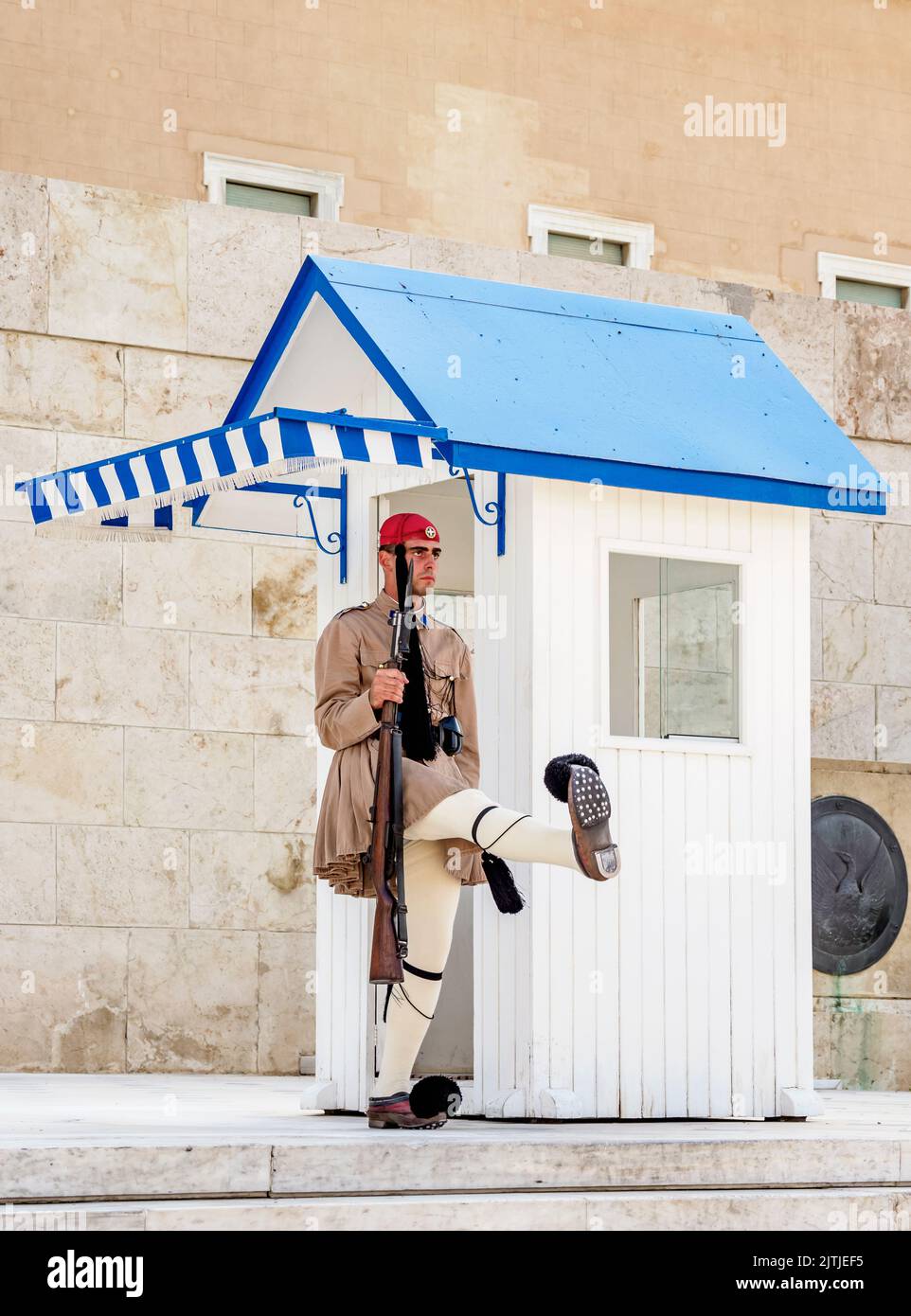 Guardia di fronte al Monumento al Milite Ignoto, Piazza Syntagma, Atene, Attica, Grecia Foto Stock
