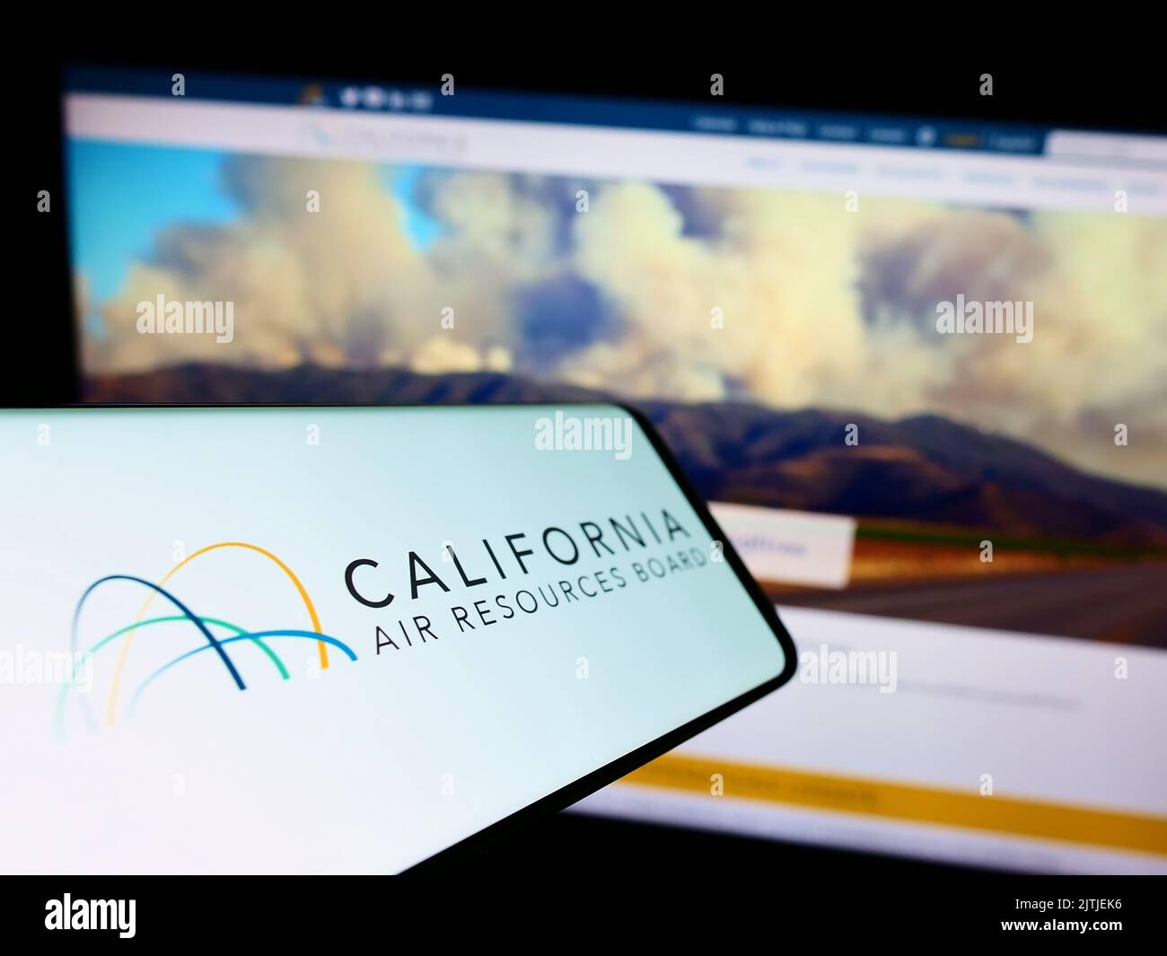 Telefono cellulare con il logo del California Air Resources Board (CARB) sullo schermo di fronte al sito web. Messa a fuoco al centro del display del telefono. Foto Stock