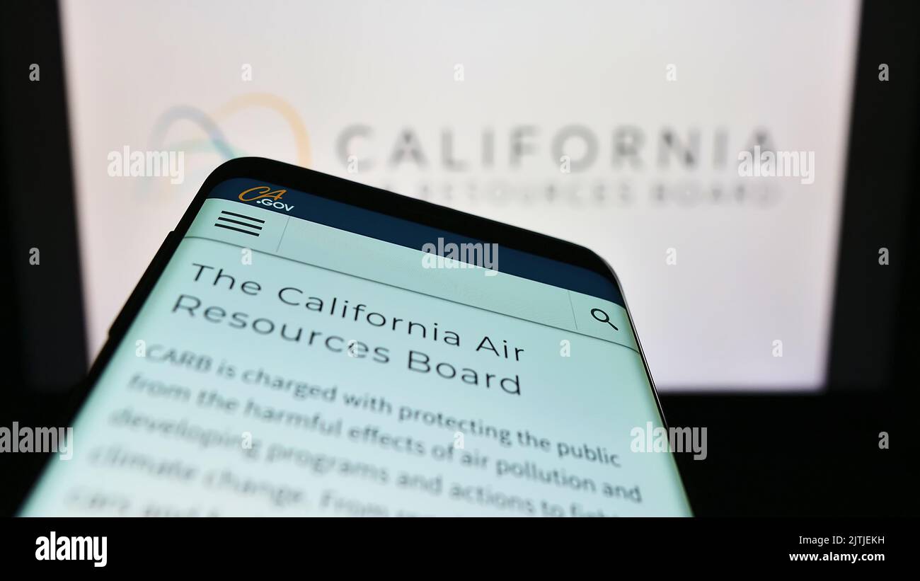 Smartphone con sito Web del California Air Resources Board (CARB) sullo schermo davanti al logo. Messa a fuoco in alto a sinistra del display del telefono. Foto Stock