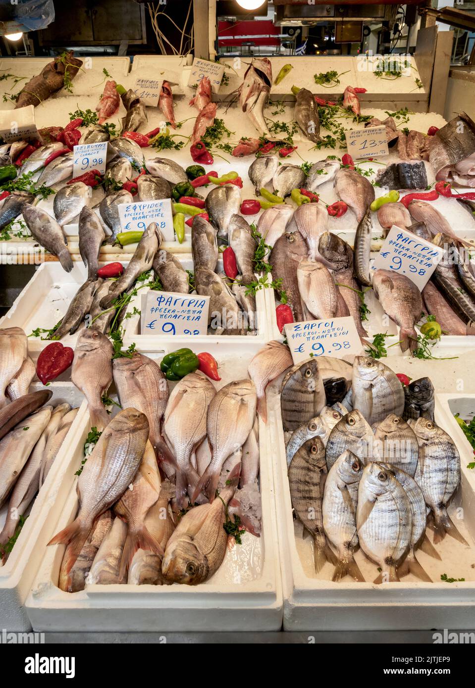 Stall di pesce al mercato municipale centrale, Atene, Attica, Grecia Foto Stock