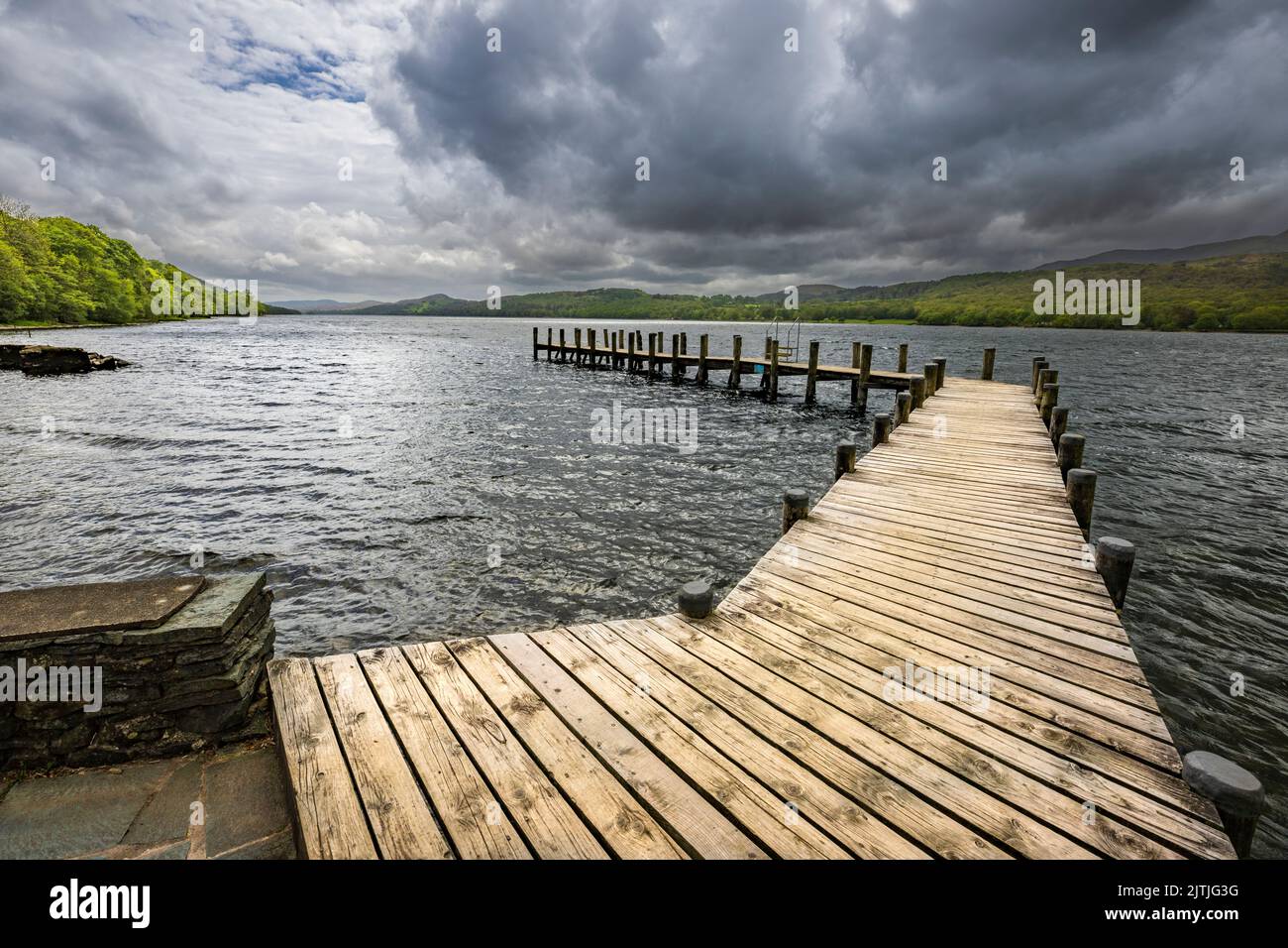 Il Boat Jetty a Brantwood sulla riva orientale del lago Coniston, Cumbria, Inghilterra Foto Stock