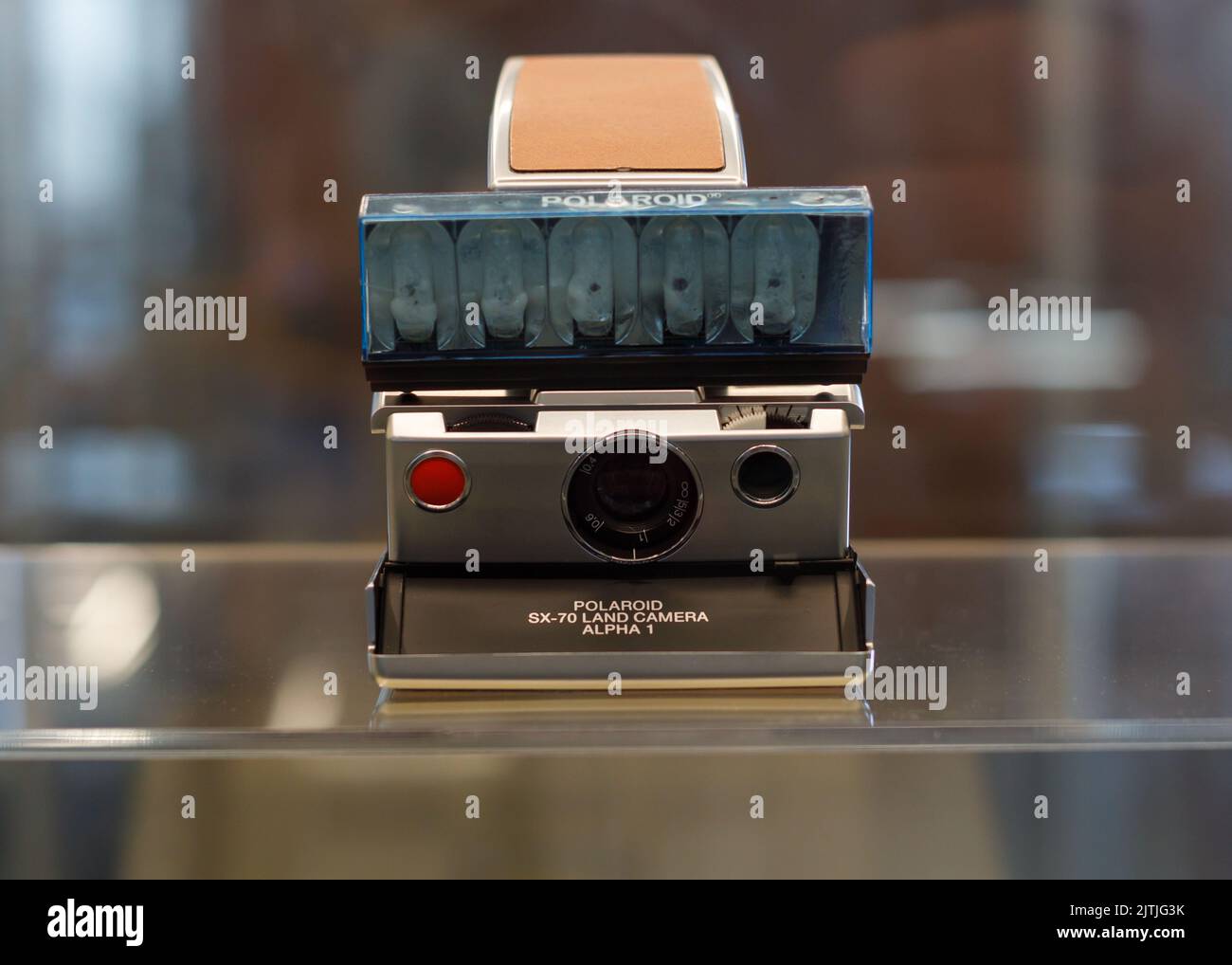 Oslo, Norvegia. 01 maggio 2022: Polaroid SX-70 Land Camera Alpha 1 Instant vintage camera. Museo della tecnologia di Oslo. Foto Stock