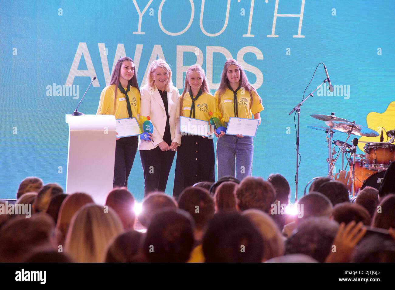 KIEV, UCRAINA - 30 AGOSTO 2022 - Catherine Russell, direttore esecutivo dell'UNICEF (2nd L), presenta il premio a Dariia Hryvnak, Mariia Pylypiv e Oksana Foto Stock
