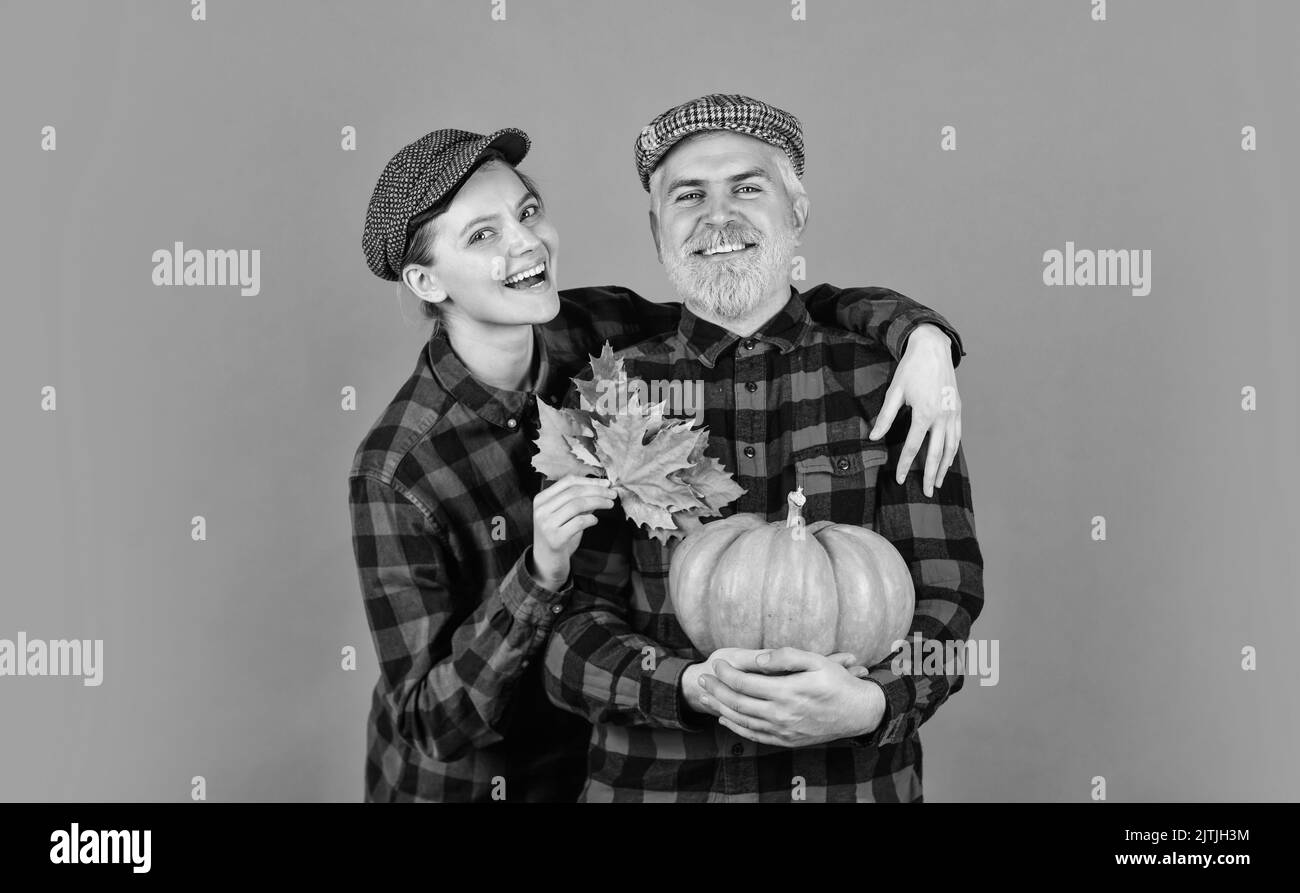 Farm products. Farmer che raccoglie in countryside. Fall Seasonal Concept. Autunno raccolto di famiglia. Buon giorno del Ringraziamento. Buon Halloween. Coppia retro Foto Stock