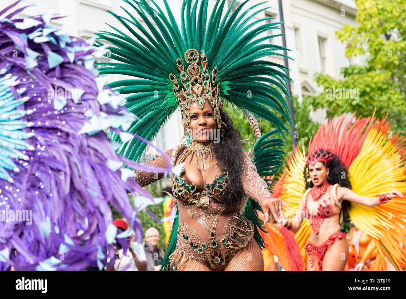 Notting Hill Carnival Grand Parade, il lunedì 2022 agosto, festa di banca a Londra, Regno Unito. Paraiso Scuola di Samba colorato nero partecipante femmina Foto Stock
