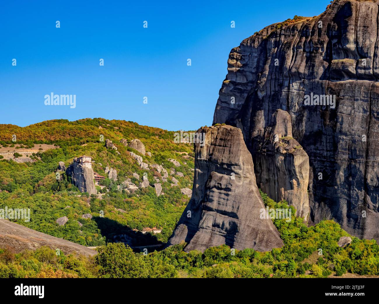 Vista verso il monastero di Rousanou, Meteora, Tessaglia, Grecia Foto Stock