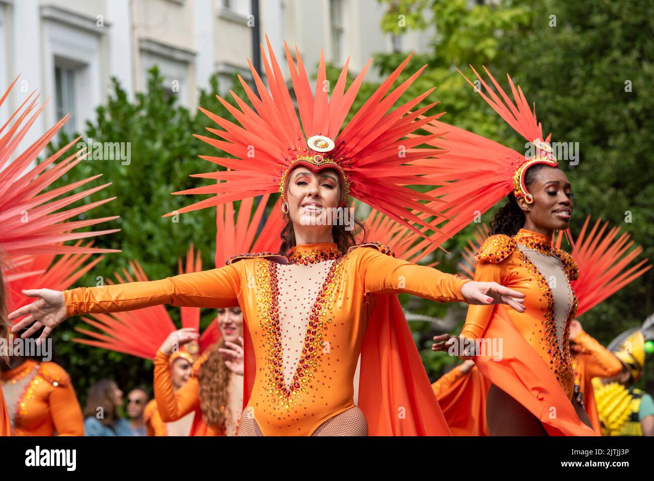 Notting Hill Carnival Grand Parade, il lunedì 2022 agosto, festa di banca a Londra, Regno Unito. Paraiso Scuola di Samba colorata caucasica partecipante Foto Stock