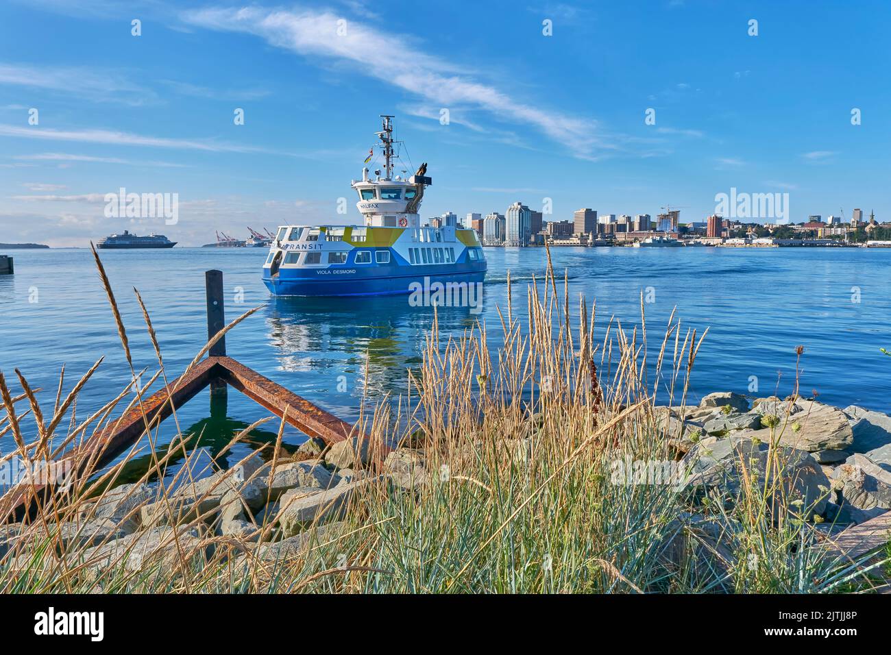 Il servizio di traghetto trasporta le persone dalla città di Dartmouth al lungomare di Halifax attraverso il porto di Halifax. Il servizio è gestito da Halifax Trans Foto Stock