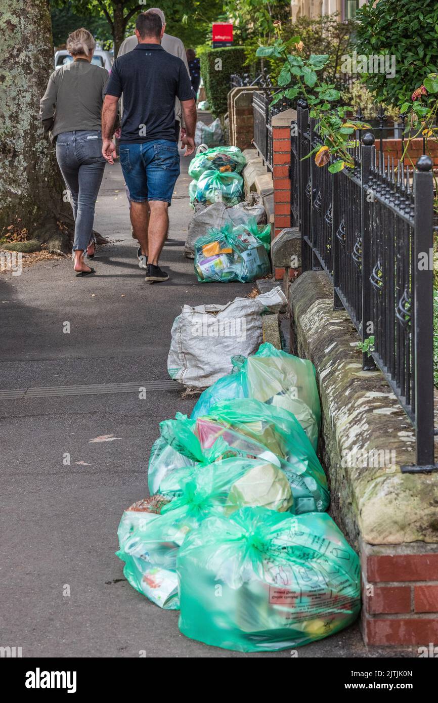 Sacchi per rifiuti, sacchi per rifiuti, sacchi per bidoni - servizi pubblici raccolta rifiuti 2022 UK Foto Stock