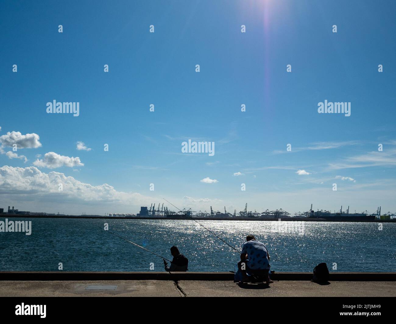 Due uomini sono visti pescare al Noorderpier, una diga di quasi 4,5 chilometri che è accessibile a escursionisti e pescatori. La spiaggia di Hoek van Holland è larga 250 metri e lunga 3,5 km e si trova nell'angolo sud-occidentale dell'Olanda, da qui il nome. Dietro di loro si trovano le dune con piste ciclabili ed escursionistiche liberamente accessibili. Durante la seconda guerra mondiale, The Hook fu uno dei luoghi più importanti per la Wehrmacht a causa del suo porto, che costituiva una parte importante e strategica del Muro Atlantico. A causa del bel tempo di questo fine settimana, i cittadini olandesi e i turisti stranieri potrebbero godere di Foto Stock