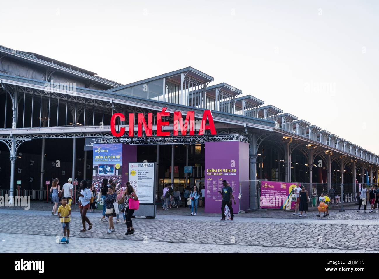 La Grande halle de la Villette, sede di fiere ed eventi culturali e cinema all'aperto in estate nel Parc de la Villette, Parigi, Francia Foto Stock