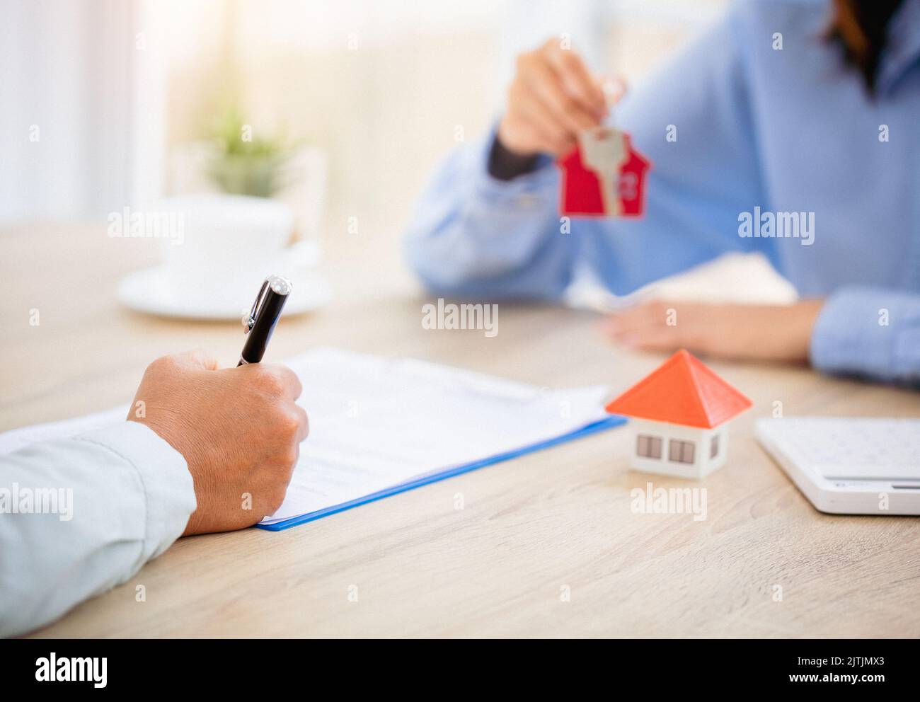 Agente immobiliare e cliente che discute per il contratto per comprare casa, assicurazione o prestito immobiliare, concetto immobiliare. Foto Stock